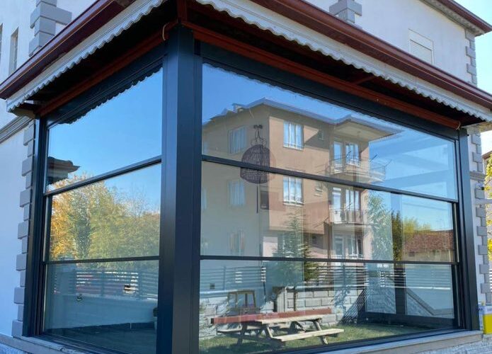 giyotin-cam-balkon-silinebilir-3-695x695